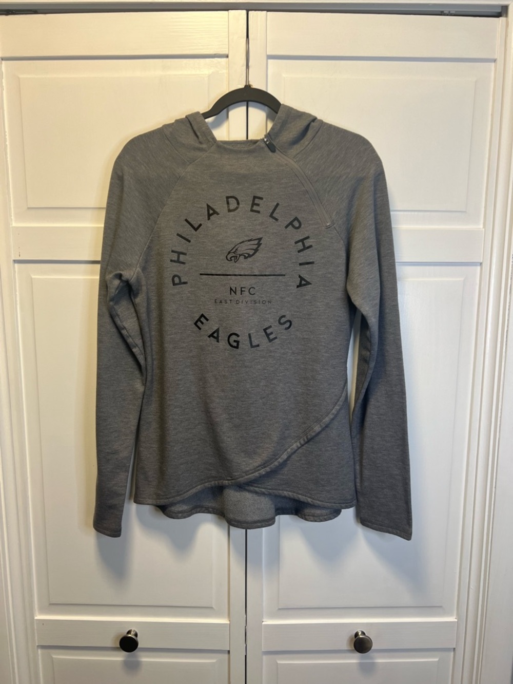 NFL Team Apparel Women’s Philadelphia Eagles Pullover With Hoodie Size Medium